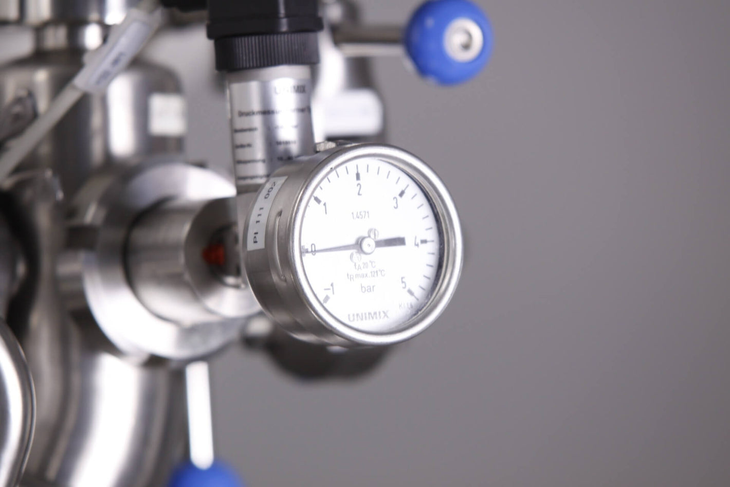 Analog and digital pressure gauges for industrial monitoring