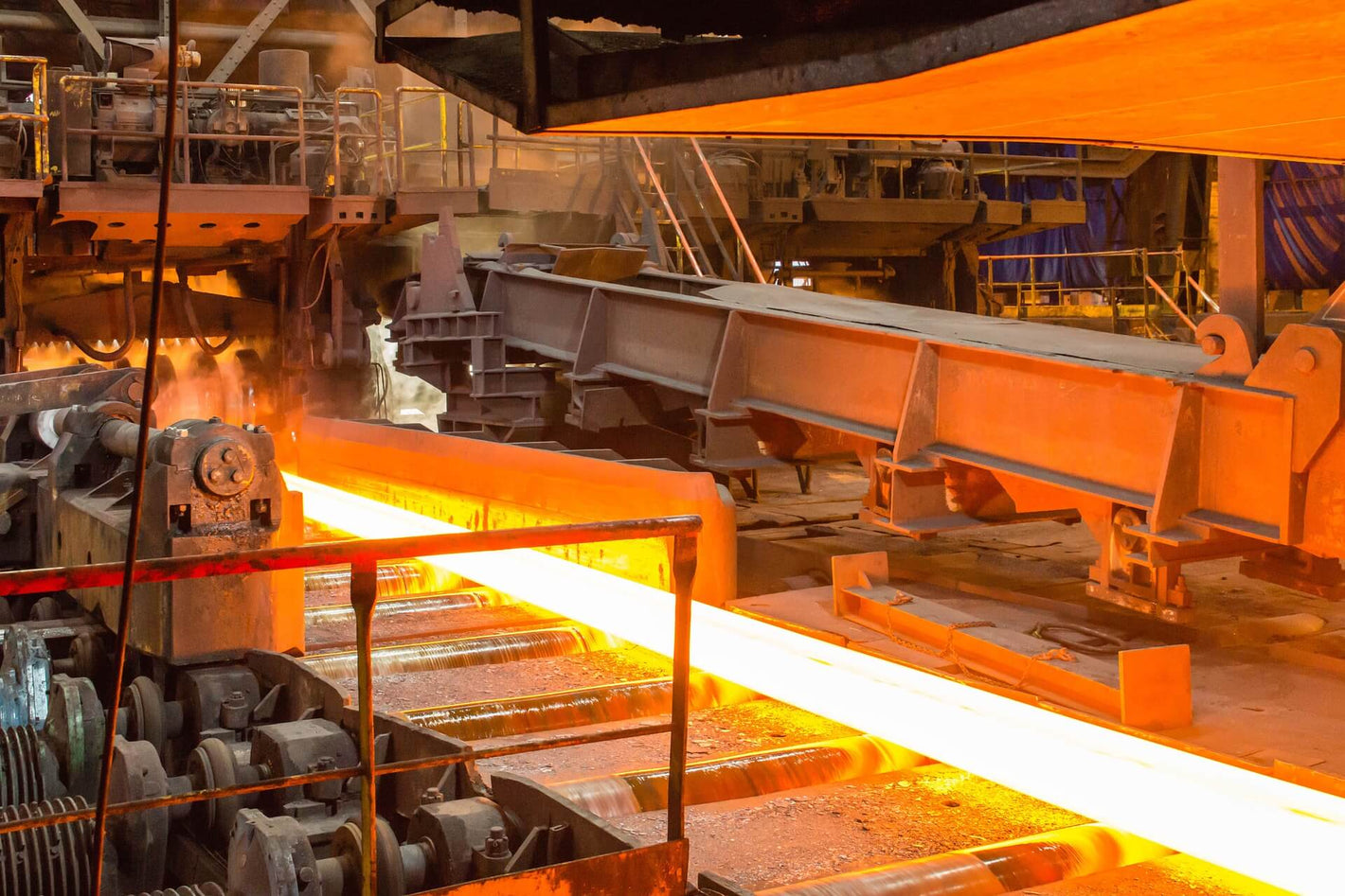 Steel plant with molten metal and rolling equipment