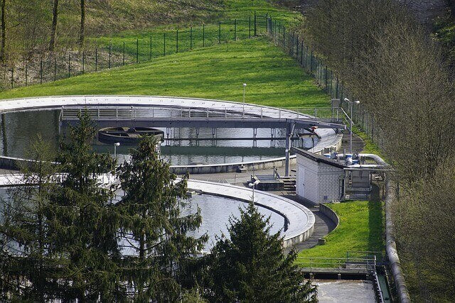 Planta de tratamento de água e efluentes com sistemas industriais